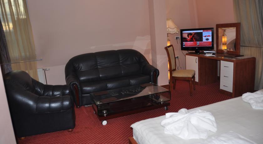 Hotel Royal Pristina Esterno foto