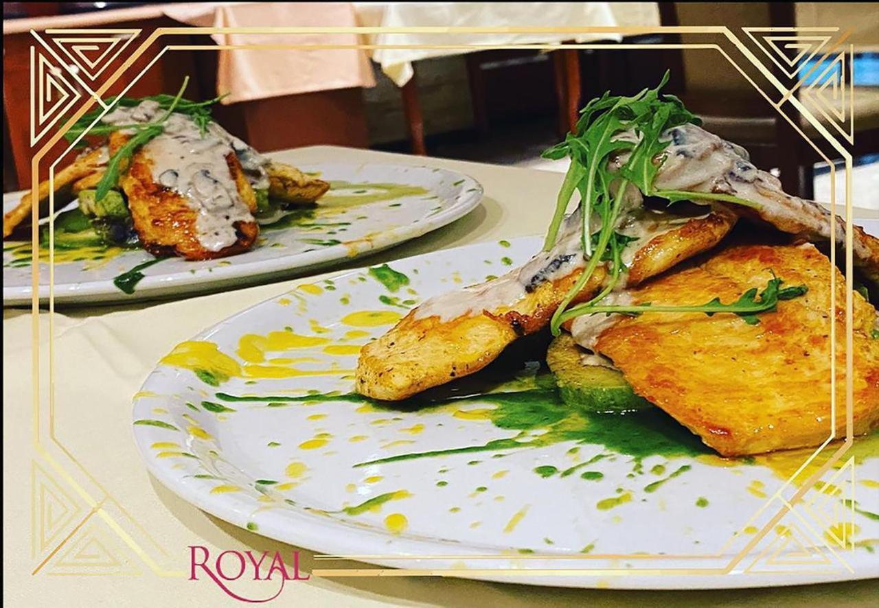 Hotel Royal Pristina Esterno foto
