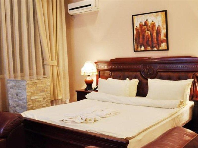 Hotel Royal Pristina Esterno foto