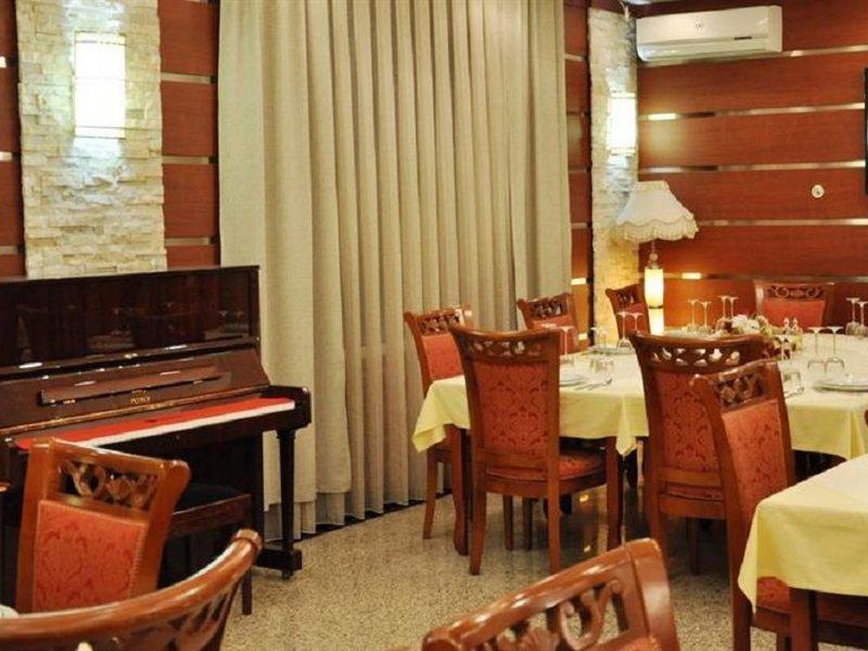 Hotel Royal Pristina Esterno foto